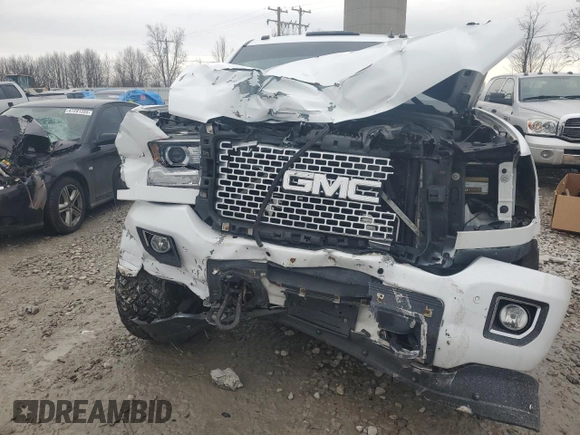 2015 GMC Sierra 2500HD Denali z VIN 1GT120E82FF160609, wystawiony jako Copart lot #47229375 z przebiegiem Nie podano mil oraz Czysty tytuł • Clean title. Historia ofert i sprzedaży dostępna na DreamBid. Obrazek 5.