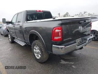 2022 Ram 2500 Laramie z VIN 3C6UR5FL2NG243857, wystawiony jako IAAI lot #41736144 z przebiegiem 58 474 mil mil oraz . Historia ofert i sprzedaży dostępna na DreamBid. Obrazek 3.
