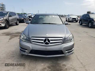 2013 Mercedes-Benz C 300 Sport z VIN WDDGF8AB9DR301692, wystawiony jako Copart lot #54919645 z przebiegiem 58 482 mil mil oraz Szkoda całkowita • Salvage title. Historia ofert i sprzedaży dostępna na DreamBid. Obrazek 5.