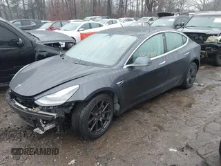 2020 Tesla Model 3 Long Range z VIN 5YJ3E1EBXLF770064, wystawiony jako IAAI lot #41424909 z przebiegiem 96 972 mil mil oraz . Historia ofert i sprzedaży dostępna na DreamBid. Obrazek 2.