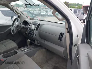 2017 Nissan Frontier S z VIN 1N6BD0CT7HN727005, wystawiony jako IAAI lot #42390094 z przebiegiem 88 868 mil mil oraz . Historia ofert i sprzedaży dostępna na DreamBid. Obrazek 5.