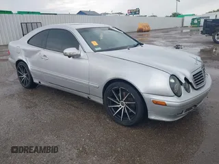 2001 Mercedes-Benz CLK 320/430 z VIN WDBLJ65G31F190943, wystawiony jako IAAI lot #42182943 z przebiegiem 127 102 mil mil oraz . Historia ofert i sprzedaży dostępna na DreamBid. Obrazek 1.