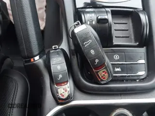 2018 Porsche Cayenne z VIN WP1AA2A26JKA04958, wystawiony jako IAAI lot #41477256 z przebiegiem 82 395 mil mil oraz . Historia ofert i sprzedaży dostępna na DreamBid. Obrazek 11.