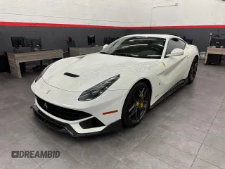 2016 Ferrari F12 z VIN ZFF74UFA2G0214140, wystawiony jako Copart lot #81488384 z przebiegiem 11 434 mil mil oraz Tytuł czysty. Historia ofert i sprzedaży dostępna na DreamBid. Obrazek 2.