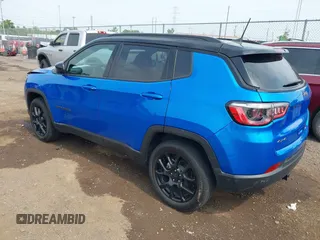 2024 Jeep Compass Latitude z VIN 3C4NJDBN4RT106311, wystawiony jako IAAI lot #42474517 z przebiegiem 9 027 mil mil oraz . Historia ofert i sprzedaży dostępna na DreamBid. Obrazek 3.