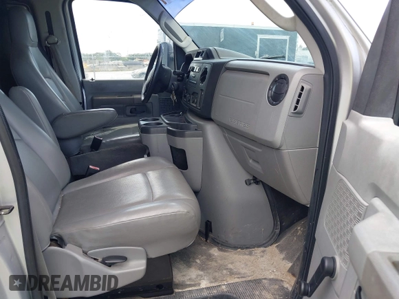 2014 Ford Econoline Cargo Commercial z VIN 1FTNE1EW6EDB05698, wystawiony jako IAAI lot #42236705 z przebiegiem 162 416 mil mil oraz . Historia ofert i sprzedaży dostępna na DreamBid. Obrazek 5.