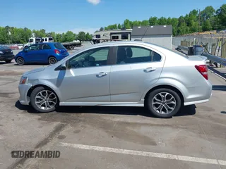 2019 Chevrolet Sonic LT z VIN 1G1JD5SB3K4112641, wystawiony jako IAAI lot #42183793 z przebiegiem 45 418 mil mil oraz . Historia ofert i sprzedaży dostępna na DreamBid. Obrazek 15.