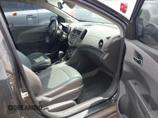 2015 Chevrolet Sonic LTZ z VIN 1G1JE6SB1F4202251, wystawiony jako IAAI lot #42225269 z przebiegiem 91 669 mil mil oraz . Historia ofert i sprzedaży dostępna na DreamBid. Obrazek 5.
