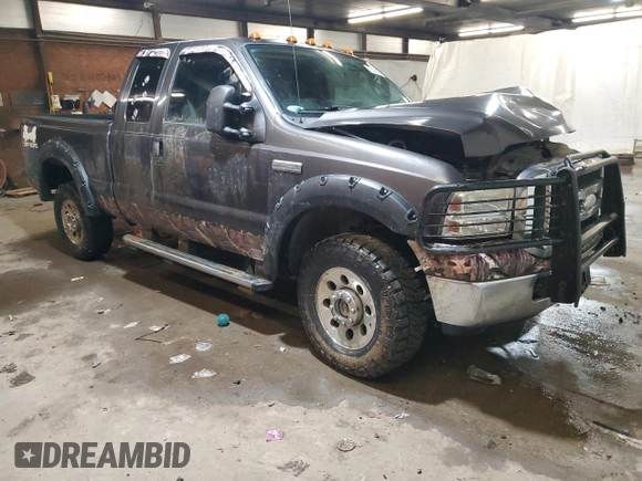 2005 Ford F-250 XL z VIN 1FTSX215X5EC77078, wystawiony jako Copart lot #43206515 z przebiegiem 174 764 mil mil oraz Szkoda całkowita • Salvage title. Historia ofert i sprzedaży dostępna na DreamBid. Obrazek 4.