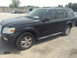 2010 Ford Explorer XLT with VIN 1FMEU7DE9AUA89274, listed as a IAAI auction lot 39917042 with 135,903 mi miles. Bid and sale history available at carsss.com. Image 2.