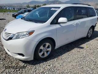 2015 Toyota Sienna LE AAS z VIN 5TDKK3DC6FS612069, wystawiony jako Copart lot #62186665 z przebiegiem 155 364 mil mil oraz Szkoda całkowita • Salvage title. Historia ofert i sprzedaży dostępna na DreamBid. Obrazek 1.