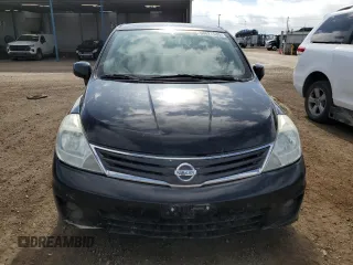 2010 Nissan Versa S z VIN 3N1BC1CP7AL394103, wystawiony jako Copart lot #54627535 z przebiegiem 181 881 mil mil oraz Tytuł czysty. Historia ofert i sprzedaży dostępna na DreamBid. Obrazek 5.