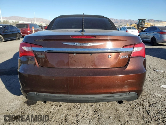 2013 Chrysler 200 Touring z VIN 1C3BCBEG2DN703954, wystawiony jako Copart lot #83641284 z przebiegiem 110 184 mil mil oraz Szkoda całkowita • Salvage title. Historia ofert i sprzedaży dostępna na DreamBid. Obrazek 6.