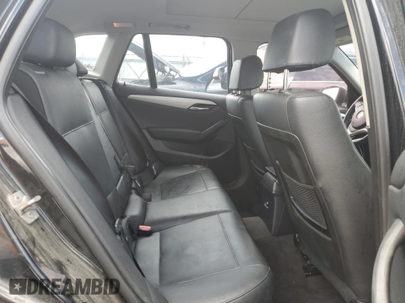 2013 BMW X1 xDrive28i z VIN WBAVL1C58DVR82070, wystawiony jako Copart lot #55740795 z przebiegiem 136 394 mil mil oraz Nie do naprawy • Non repairable. Historia ofert i sprzedaży dostępna na DreamBid. Obrazek 10.