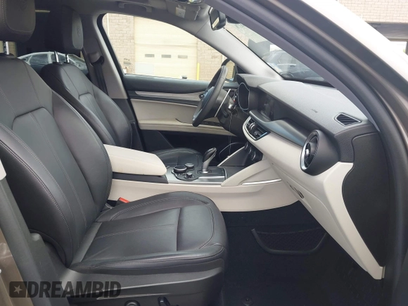 2019 Alfa Romeo Stelvio z VIN ZASPAJAN2K7C48523, wystawiony jako IAAI lot #42246378 z przebiegiem 46 546 mil mil oraz . Historia ofert i sprzedaży dostępna na DreamBid. Obrazek 5.