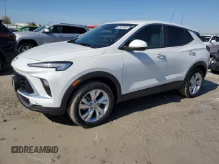 2025 Buick Encore GX Preferred z VIN KL4AMCSL5SB015824, wystawiony jako Copart lot #50450445 z przebiegiem 8 345 mil mil oraz Szkoda całkowita • Salvage title. Historia ofert i sprzedaży dostępna na DreamBid. Obrazek 1.
