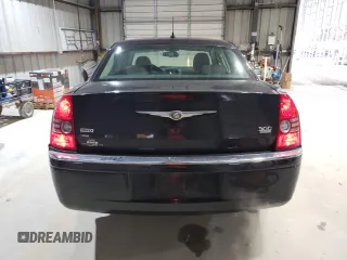 2008 Chrysler 300 z VIN 2C3LK33G58H203852, wystawiony jako Copart lot #86812404 z przebiegiem 213 031 mil mil oraz Szkoda całkowita • Salvage title. Historia ofert i sprzedaży dostępna na DreamBid. Obrazek 6.