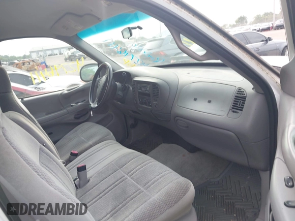 1998 Ford F-150 XL z VIN 1FTRX18L6WNA13872, wystawiony jako IAAI lot #42796411 z przebiegiem 108 649 mil mil oraz . Historia ofert i sprzedaży dostępna na DreamBid. Obrazek 5.