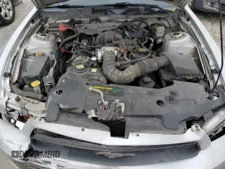2010 Ford Mustang V6 z VIN 1ZVBP8EN0A5121975, wystawiony jako Copart lot #52117343 z przebiegiem 204 966 mil mil oraz Szkoda całkowita • Salvage title. Historia ofert i sprzedaży dostępna na DreamBid. Obrazek 11.