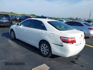 2007 Toyota Camry CE z VIN 4T1BE46K27U670867, wystawiony jako IAAI lot #42398921 z przebiegiem 142 655 mil mil oraz . Historia ofert i sprzedaży dostępna na DreamBid. Obrazek 3.