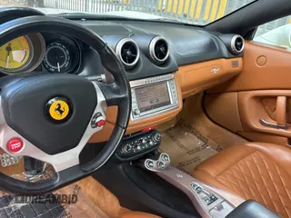 2012 Ferrari California z VIN ZFF65LJA7C0182905, wystawiony jako Copart lot #85893364 z przebiegiem 51 766 mil mil oraz Czysty tytuł • Clean title. Historia ofert i sprzedaży dostępna na DreamBid. Obrazek 9.