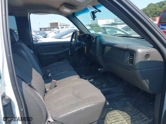 2005 Chevrolet Silverado 1500 LS with VIN 2GCEC19V451135690, listed as a IAAI auction lot 40337518 with 221,191 mi miles. Bid and sale history available at carsss.com. Image 5.