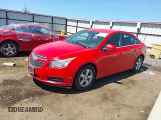 2014 Chevrolet Cruze 1LT z VIN 1G1PC5SB3E7127267, wystawiony jako IAAI lot #42632810 z przebiegiem 148 772 mil mil oraz . Historia ofert i sprzedaży dostępna na DreamBid. Obrazek 2.