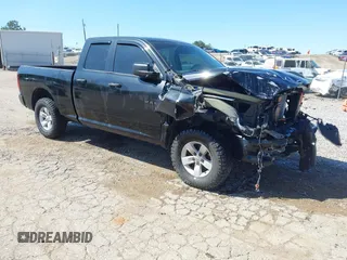 2018 Ram 1500 Express z VIN 1C6RR7FG2JS331802, wystawiony jako IAAI lot #41985617 z przebiegiem 68 483 mil mil oraz . Historia ofert i sprzedaży dostępna na DreamBid. Obrazek 1.