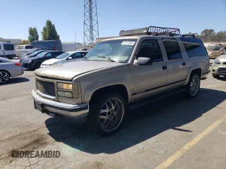 1999 GMC Suburban with VIN 3GKFK16R2XG530190, listed as a Copart auction lot 68385684 with 131,021 mi miles and Salvage Title. Bid and sale history available at carsss.com. Image 1.