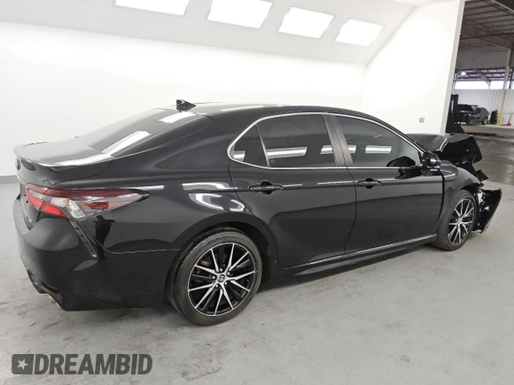 2022 Toyota Camry SE with VIN 4T1T11AK6NU048520, listed as a Copart auction lot 46976195 with 31,898 mi miles and Clean Title. Bid and sale history available at carsss.com. Image 3.