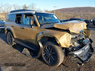 2024 Toyota Land Cruiser z VIN JTEABFAJ6RK004432, wystawiony jako IAAI lot #41132294 z przebiegiem 3 625 mil mil oraz . Historia ofert i sprzedaży dostępna na DreamBid. Obrazek 1.