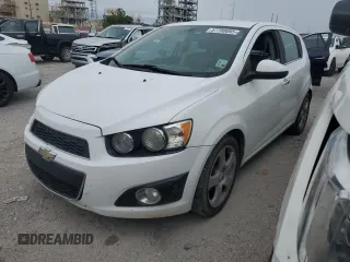 2015 Chevrolet Sonic LTZ z VIN 1G1JE6SB1F4139149, wystawiony jako Copart lot #57700885 z przebiegiem 151 758 mil mil oraz Czysty tytuł • Clean title. Historia ofert i sprzedaży dostępna na DreamBid. Obrazek 1.