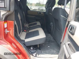 2023 Ford Bronco z VIN 1FMDE5BH8PLB24394, wystawiony jako IAAI lot #42449638 z przebiegiem 96 046 mil mil oraz . Historia ofert i sprzedaży dostępna na DreamBid. Obrazek 8.
