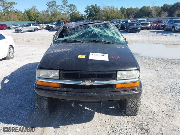2000 Chevrolet Blazer LS with VIN 1GNCS18W5YK255241, listed as a IAAI auction lot 41356201 with 232,844 mi miles. Bid and sale history available at carsss.com. Image 11.