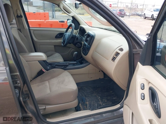 2007 Ford Escape XLS with VIN 1FMYU02Z87KA11695, listed as a IAAI auction lot 41981629 with 125,710 mi miles. Bid and sale history available at carsss.com. Image 5.