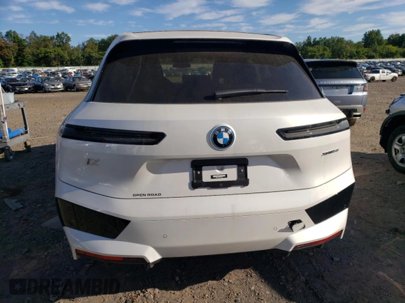 2023 BMW iX xDrive50 z VIN WB523CF07PCM92331, wystawiony jako Copart lot #64938133 z przebiegiem Nie podano mil oraz . Historia ofert i sprzedaży dostępna na DreamBid. Obrazek 6.