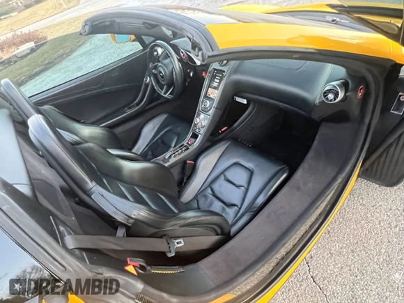 2015 McLaren 650S z VIN SBM11FAA4FW005324, wystawiony jako Copart lot #43651815 z przebiegiem 28 798 mil mil oraz Tytuł czysty. Historia ofert i sprzedaży dostępna na DreamBid. Obrazek 5.