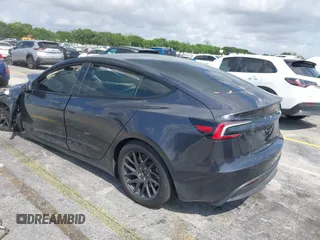2025 Tesla Model 3 Long Range z VIN 5YJ3E1EBXSF909124, wystawiony jako IAAI lot #42015297 z przebiegiem Nie podano mil oraz . Historia ofert i sprzedaży dostępna na DreamBid. Obrazek 3.