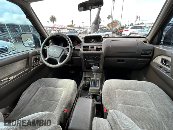1997 Mitsubishi Montero z VIN JA4MR41R3VJ007919, wystawiony jako Copart lot #51544685 z przebiegiem 268 046 mil mil oraz Czysty tytuł • Clean title. Historia ofert i sprzedaży dostępna na DreamBid. Obrazek 9.
