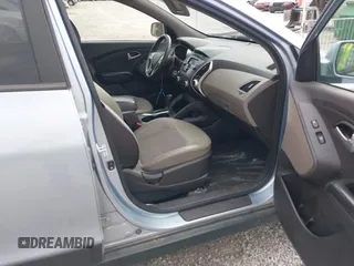 2013 Hyundai Tucson GLS z VIN KM8JU3AC2DU629319, wystawiony jako IAAI lot #41999664 z przebiegiem 71 711 mil mil oraz . Historia ofert i sprzedaży dostępna na DreamBid. Obrazek 5.