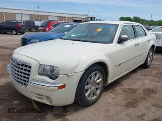 2008 Chrysler 300 C Hemi z VIN 2C3KA63H78H253810, wystawiony jako IAAI lot #42184500 z przebiegiem 112 271 mil mil oraz . Historia ofert i sprzedaży dostępna na DreamBid. Obrazek 2.