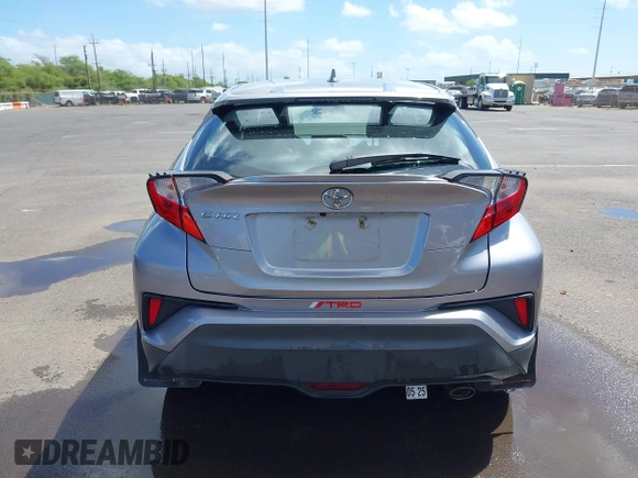 2018 Toyota C-HR XLE z VIN NMTKHMBX5JR009504, wystawiony jako IAAI lot #41776136 z przebiegiem 63 795 mil mil oraz . Historia ofert i sprzedaży dostępna na DreamBid. Obrazek 16.