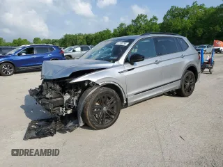 2022 Volkswagen Tiguan SE R-Line Black z VIN 3VV8B7AX2NM061826, wystawiony jako Copart lot #57100795 z przebiegiem 23 130 mil mil oraz Szkody całkowita. Historia ofert i sprzedaży dostępna na DreamBid. Obrazek 1.