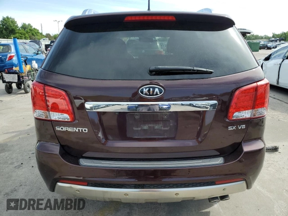 2013 Kia Sorento SX z VIN 5XYKWDA22DG389884, wystawiony jako Copart lot #58813735 z przebiegiem 101 567 mil mil oraz Szkoda całkowita • Salvage title. Historia ofert i sprzedaży dostępna na DreamBid. Obrazek 6.