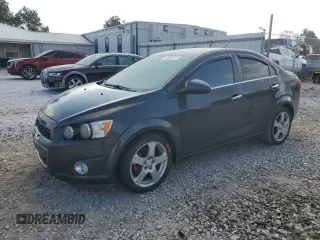 2015 Chevrolet Sonic LTZ z VIN 1G1JE5SB5F4106391, wystawiony jako Copart lot #41699175 z przebiegiem 113 683 mil mil oraz Szkoda całkowita • Salvage title. Historia ofert i sprzedaży dostępna na DreamBid. Obrazek 1.