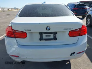 2015 BMW 3 Series 320i xDrive z VIN WBA3C3C55FK202033, wystawiony jako IAAI lot #41763644 z przebiegiem 90 816 mil mil oraz . Historia ofert i sprzedaży dostępna na DreamBid. Obrazek 16.