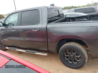 2019 Ram 1500 Big Horn z VIN 1C6RREFT7KN522858, wystawiony jako IAAI lot #41938140 z przebiegiem 115 165 mil mil oraz . Historia ofert i sprzedaży dostępna na DreamBid. Obrazek 14.