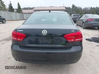 2015 Volkswagen Passat Limited Edition Edition z VIN 1VWAT7A31FC118947, wystawiony jako IAAI lot #41947890 z przebiegiem 156 435 mil mil oraz . Historia ofert i sprzedaży dostępna na DreamBid. Obrazek 17.