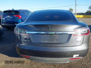2015 Tesla Model S 85D with VIN 5YJSA1E28FF110066, listed as a IAAI auction lot 40672973 with 100,157 mi miles. Bid and sale history available at carsss.com. Image 17.