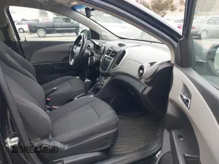 2014 Chevrolet Sonic LT z VIN 1G1JC5SB4E4153240, wystawiony jako IAAI lot #42383467 z przebiegiem 146 218 mil mil oraz . Historia ofert i sprzedaży dostępna na DreamBid. Obrazek 5.